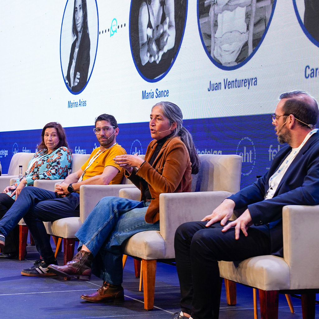 foto de hotelga summit, personas en una de las conferencias