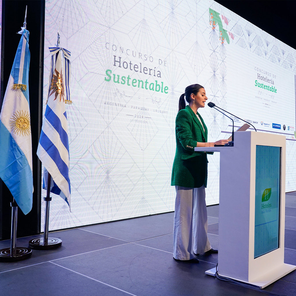 Foto del concurso de hoteles sustentables. Mujer hablando en la conferencia.