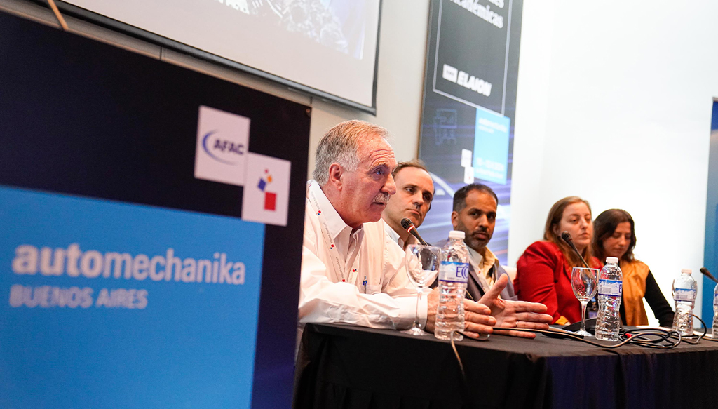 foto de una conferencia dictada en automechanika buenos aires