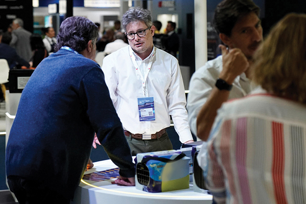 visitante y expositor de Automechanika Buenos Aires haciendo negocios
