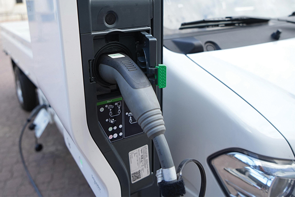automóvil eléctrico cargando energía