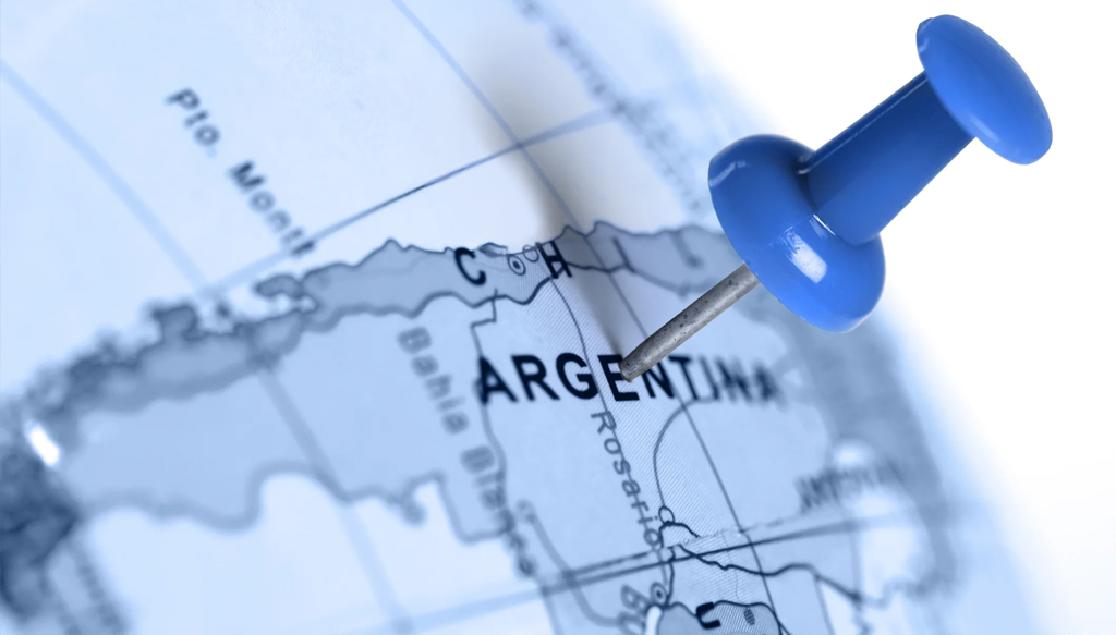 Chinche azul señalando la ubicación de Argentina en un mapa, destacando destinos y referencias geográficas del país.