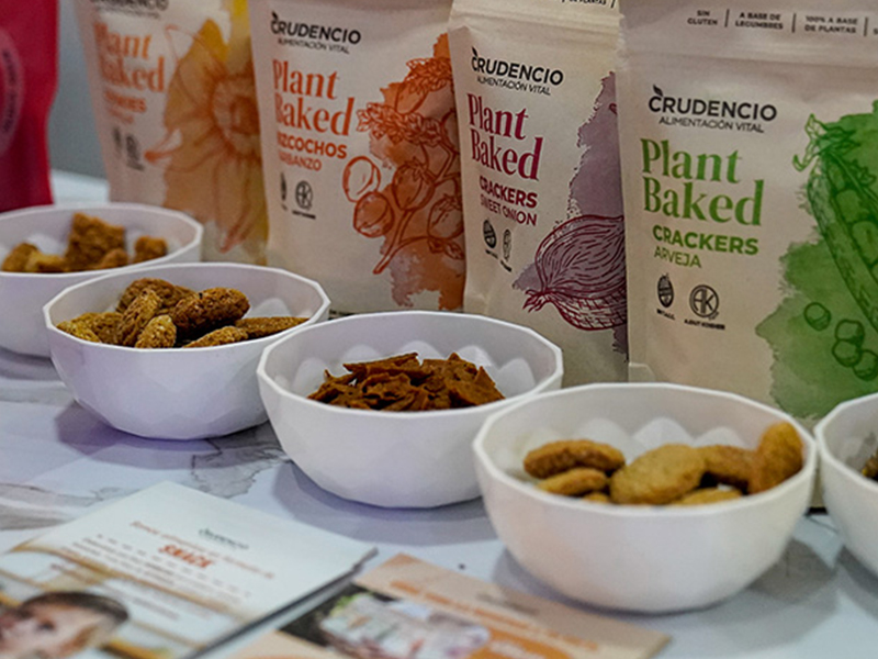 foto de Línea de snacks y crackers plant-based exhibidos con muestras en bowls durante la exposición Hotelga.