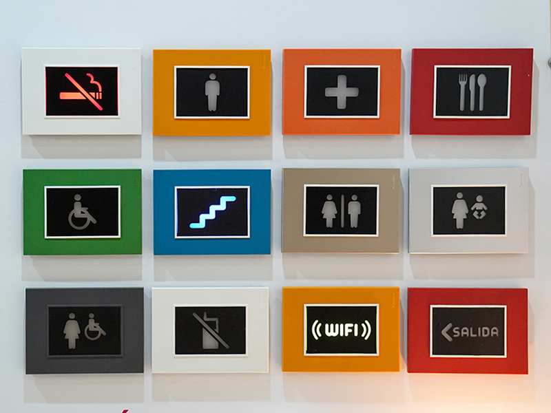 foto de Panel con señalética luminosa para hoteles y establecimientos, exhibido en un stand de soluciones arquitectónicas en Hotelga.