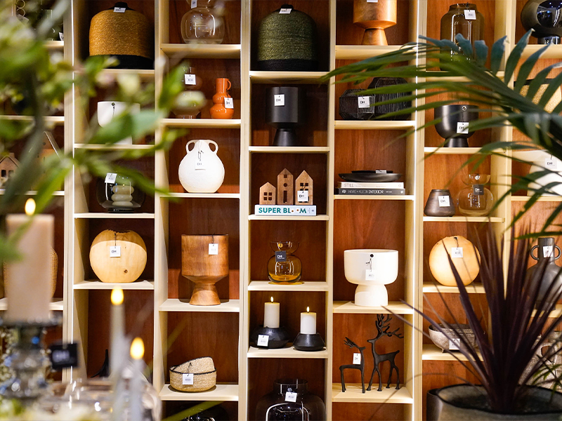 foto de Estantería con objetos decorativos de diseño para hoteles y restaurantes, exhibidos en un stand de decoración en la exposición Hotelga.