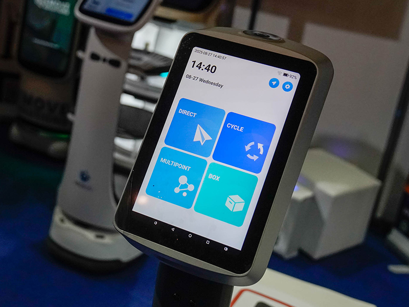 foto de Pantalla táctil de un equipo de domótica con opciones de control y navegación, presentada en la exposición Hotelga.