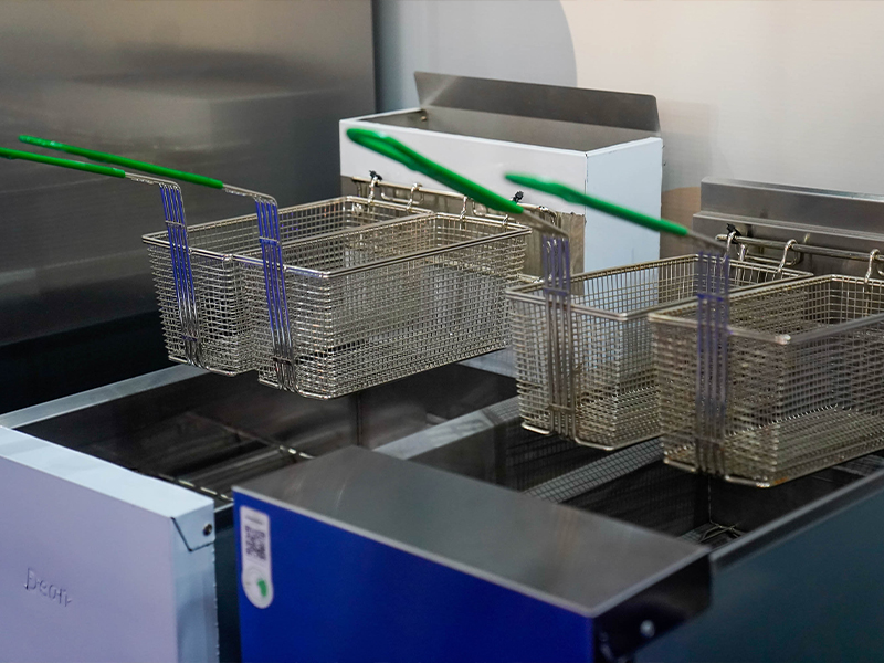 foto de Freidoras industriales con canastos metálicos exhibidas como equipamiento gastronómico profesional en Hotelga.
