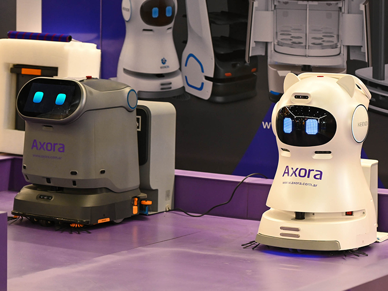 foto de Robots de servicio autónomos exhibidos en un stand de tecnología aplicada a hotelería en la exposición Hotelga.