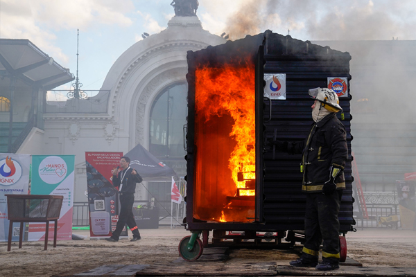 demostración de los bomberos durante la exposición