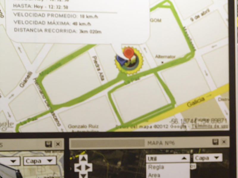 Un mapa urbano con líneas verdes que muestran la ruta seguida por un vehículo. Un cuadro de texto en la parte superior muestra la velocidad promedio, la velocidad máxima y la distancia recorrida.