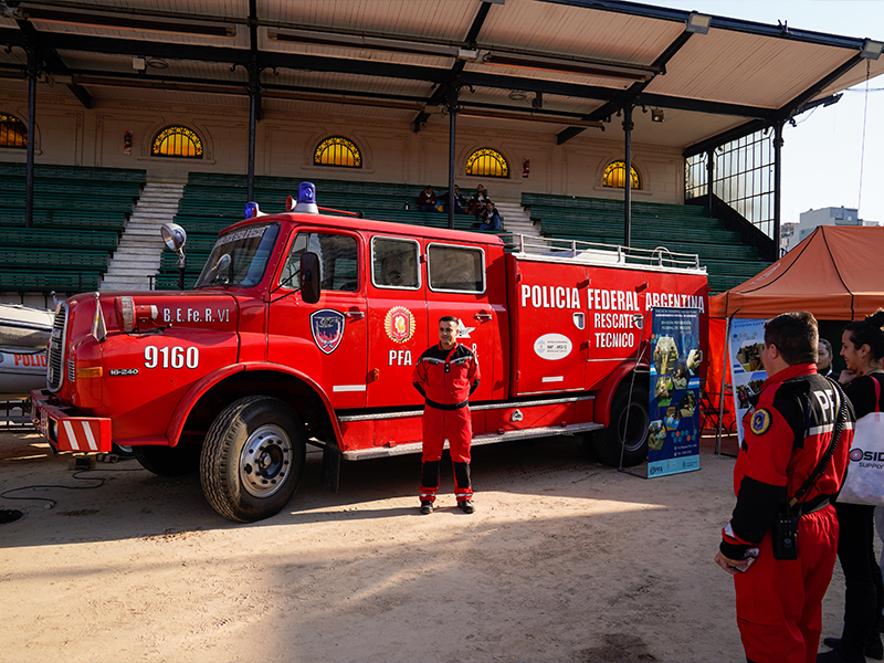 Un camión de bomberos rojo de la Policía Federal Argentina, Rescate Técnico, está estacionado al aire libre. 