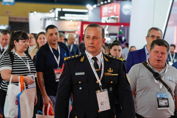 pasillo de la exposición donde se ven los visitantes que la recorren