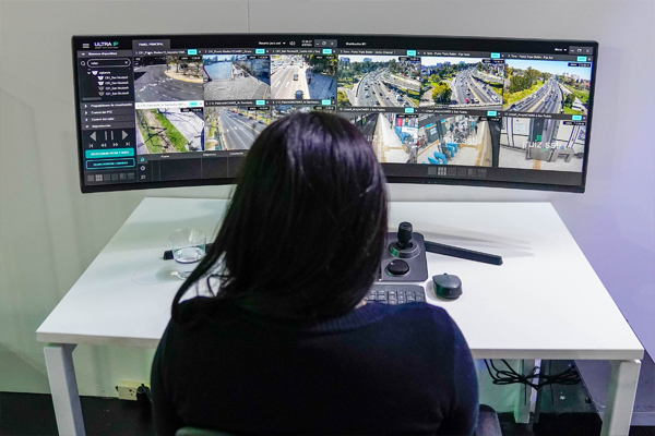 mujer mirando monitores de cámaras de seguridad