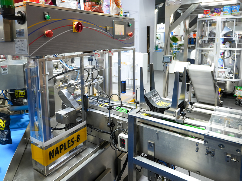 Máquina industrial de envasado con bolsas de papas