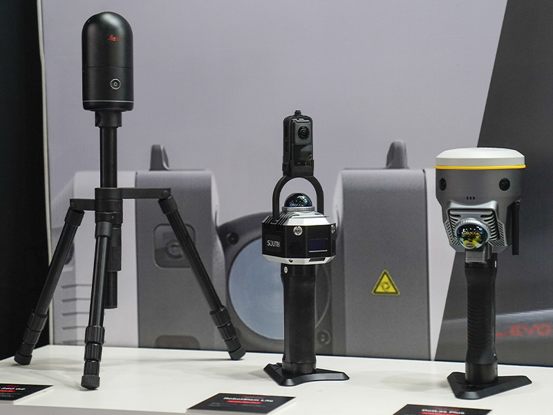 Equipos de escaneo y medición exhibidos en un stand de la exposición Arminera