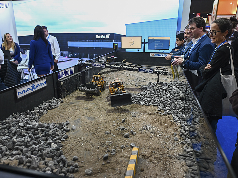Maqueta de operación minera exhibida en un stand de la exposición Arminera