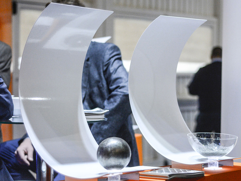 Componentes industriales exhibidos en un stand de la exposición Arminera