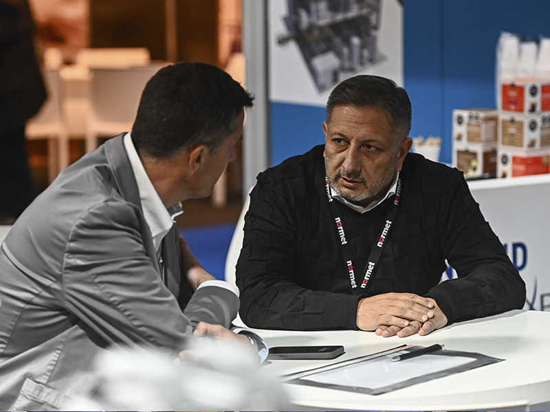 Reunión comercial en un stand de la exposición Arminera