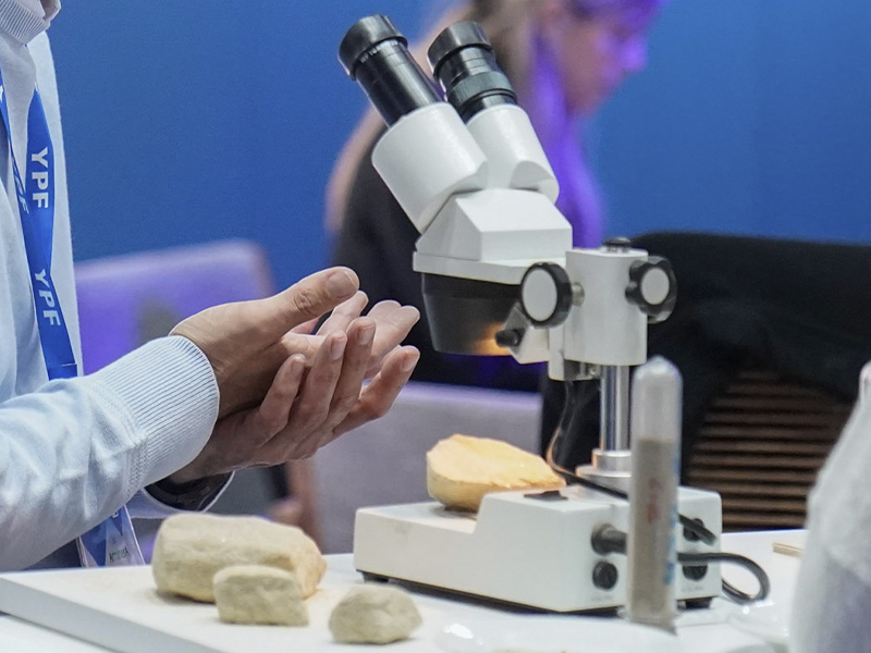 Microscopio y muestras minerales exhibidos en un stand de la exposición Arminera