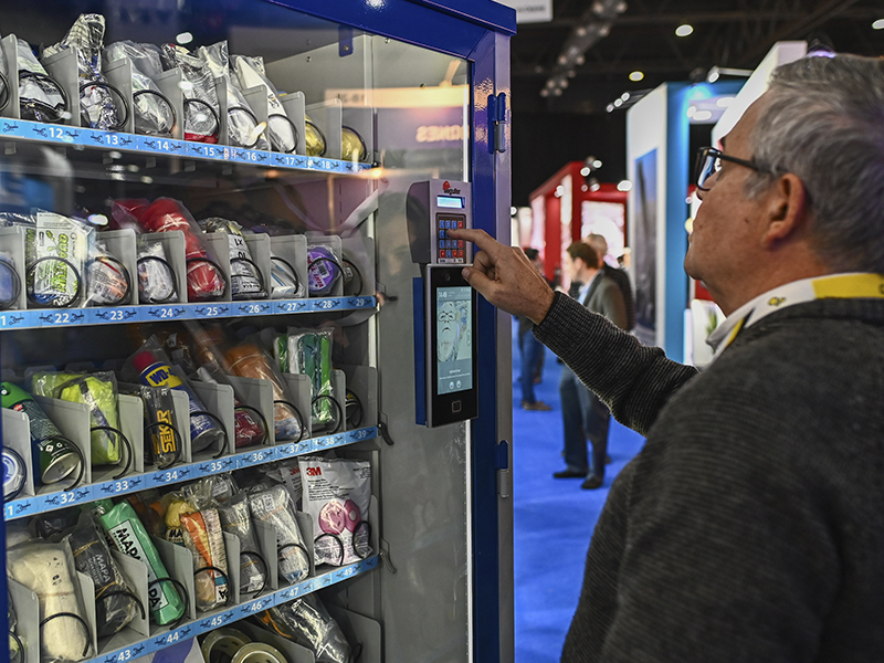Dispensador automático de insumos industriales exhibido en un stand de la exposición Arminera