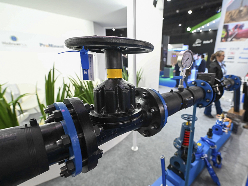 Sistema de tuberías industriales exhibido en un stand de la exposición Arminera