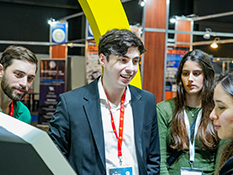 Foto de jovenes interactuando