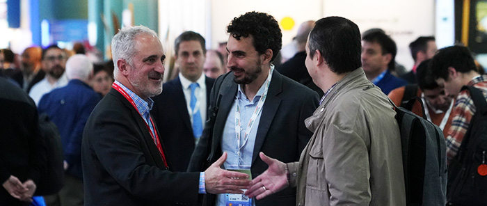 Visitantes a punto de estrecharse la mano en AOG