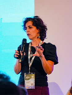 Foto de una mujer hablando en una conferencia