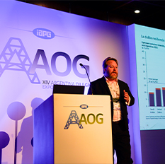 Foto de un expositor de AOG dando una charla