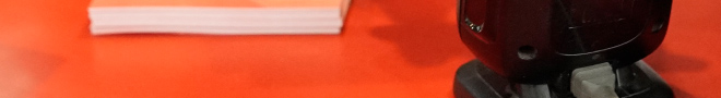 continua la imagen de fondo. Foto del scanner de acreditación leyendo la credencial digital del celular de un visitante