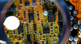 Lupa sobre placa de circuito impreso