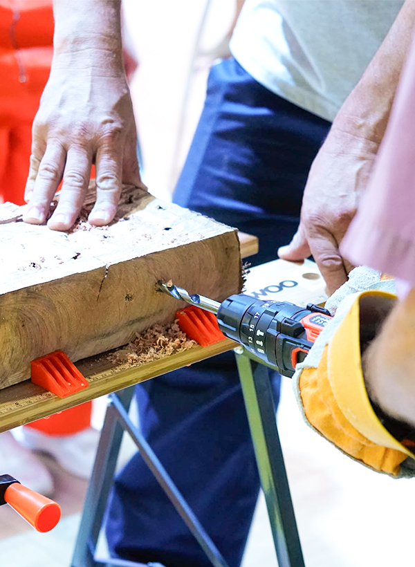 demostracion del uso de una agujereadora de madera
