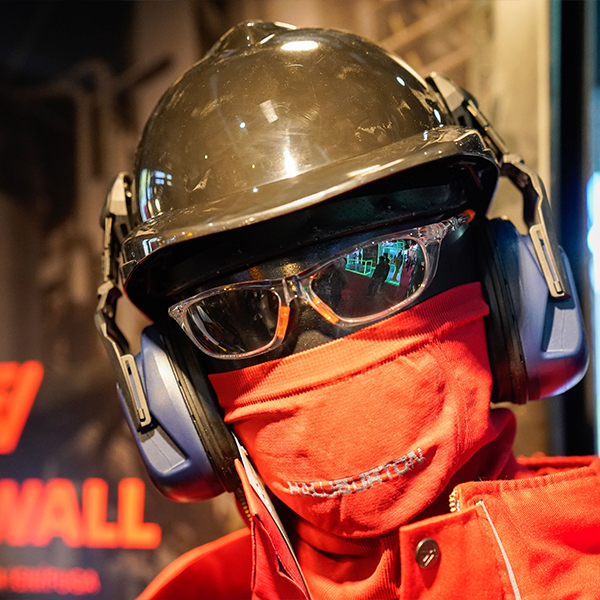 foto de un maniquí con casco, auriculares, anteojos y barbijo de seguridad